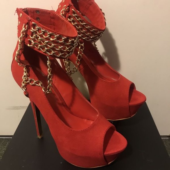 🚨Woman’s❣️Red & Gold Chain 🌟 Platform Heels 👠 - Picture 1 of 3